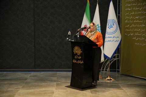 تصاویر/ محفل شعر بزرگداشت بانوان مقاومت در ارومیه