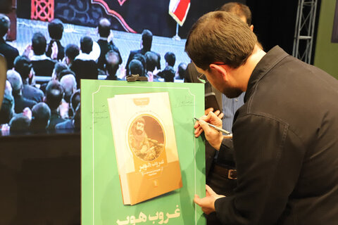 تصاویر/ محفل شعر بزرگداشت بانوان مقاومت در ارومیه