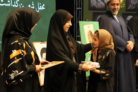 تصاویر/ محفل شعر بزرگداشت بانوان مقاومت در ارومیه