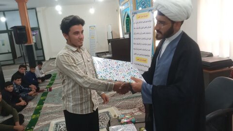 تصاویر/ تقدیر از ممتازین مسابقات علمی مدرسه علمیه نقده