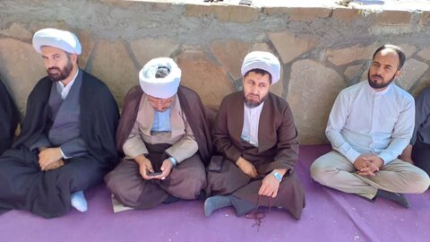 تصاویر/برگزاری درس اخلاق طلاب مدرسه علمیه امام صادق علیه‌السلام بیجار در امام‌زاده همزه عرب