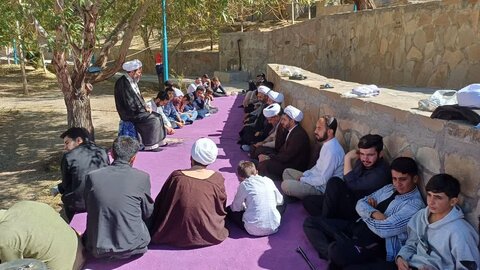 تصاویر/برگزاری درس اخلاق طلاب مدرسه علمیه امام صادق علیه‌السلام بیجار در امام‌زاده همزه عرب