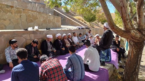 تصاویر/برگزاری درس اخلاق طلاب مدرسه علمیه امام صادق علیه‌السلام بیجار در امام‌زاده همزه عرب