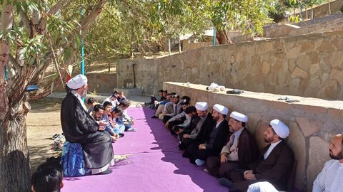 تصاویر/برگزاری درس اخلاق طلاب مدرسه علمیه امام صادق علیه‌السلام بیجار در امام‌زاده همزه عرب