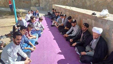 تصاویر/برگزاری درس اخلاق طلاب مدرسه علمیه امام صادق علیه‌السلام بیجار در امام‌زاده همزه عرب