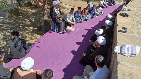 تصاویر/برگزاری درس اخلاق طلاب مدرسه علمیه امام صادق علیه‌السلام بیجار در امام‌زاده همزه عرب