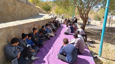 تصاویر/برگزاری درس اخلاق طلاب مدرسه علمیه امام صادق علیه‌السلام بیجار در امام‌زاده همزه عرب