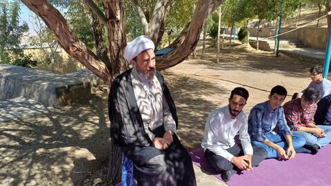 تصاویر/برگزاری درس اخلاق طلاب مدرسه علمیه امام صادق علیه‌السلام بیجار در امام‌زاده همزه عرب