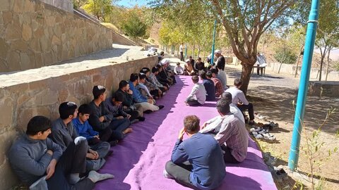 تصاویر/برگزاری درس اخلاق طلاب مدرسه علمیه امام صادق علیه‌السلام بیجار در امام‌زاده همزه عرب