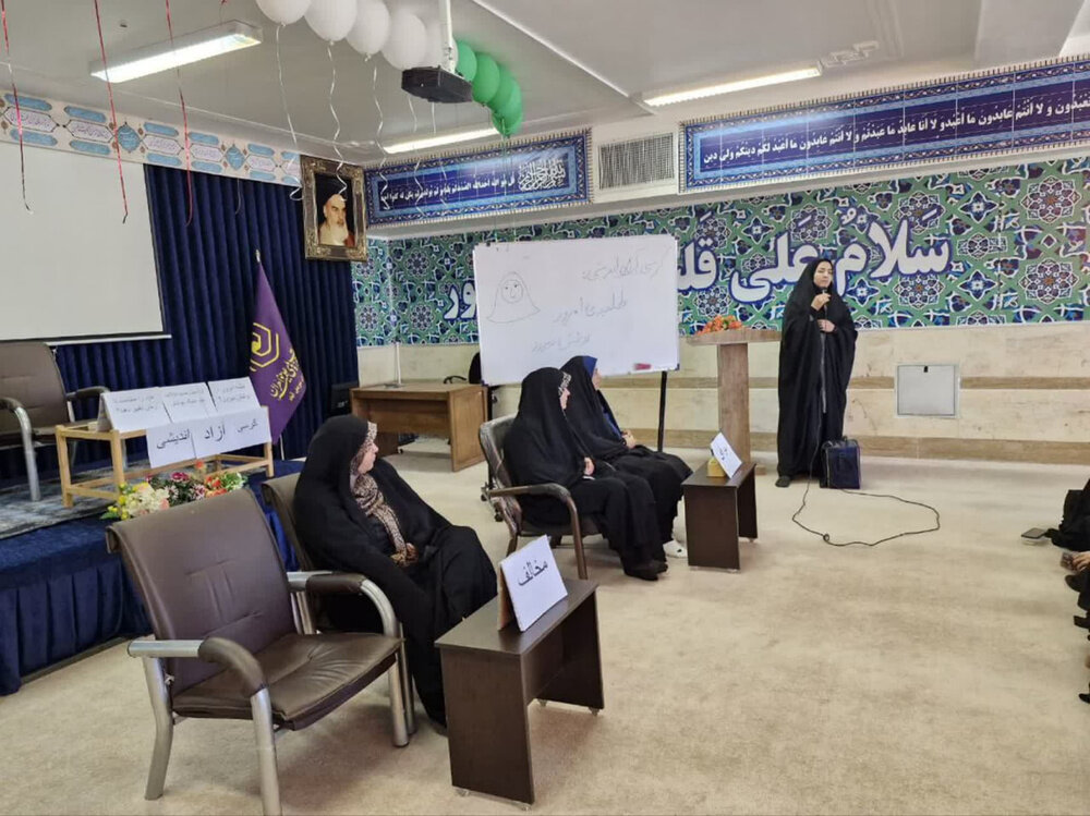 برگزاری کرسی آزاداندیشی«طلبه امروز، پوشش دیروز» در مدرسه علمیه حضرت زینب (س) سریش‌آباد+ عکس