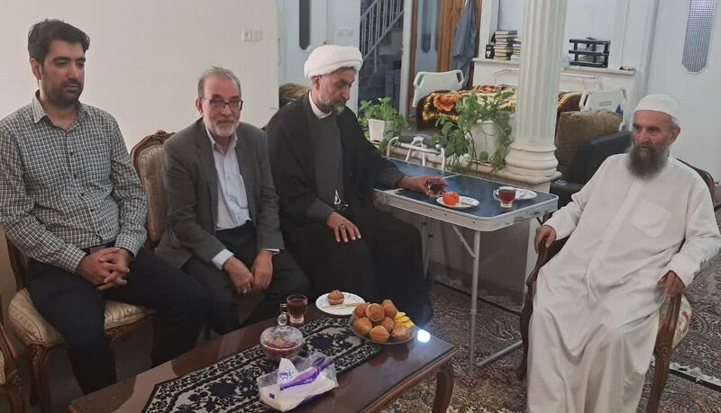 عیادت نمایندگان آیت الله اعرافی از استاد و محقق پیشکسوت + عکس