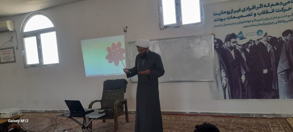 حجت‌الاسلام عباس‌زاده در چهارمین نشست کارگاه تربیتی مدرسه علمیه علی‌بن‌ابیطالب(ع) ریگان.