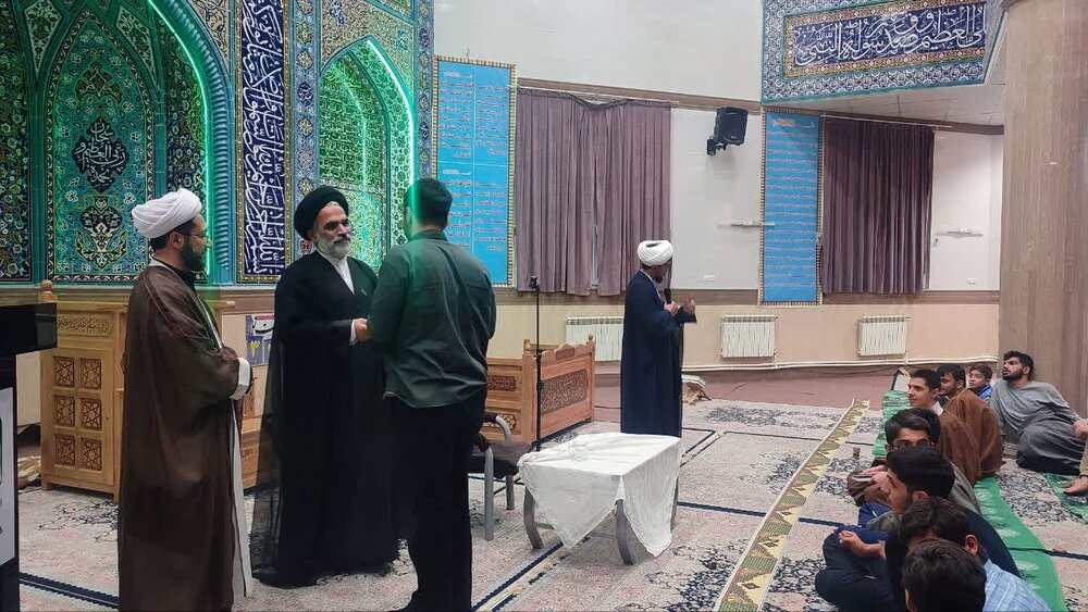 تجلیل از حافظان برتر محفل هفتگی حفظ قرآن کریم در مدرسه علمیه امام علی(ع) سلماس + تصاویر