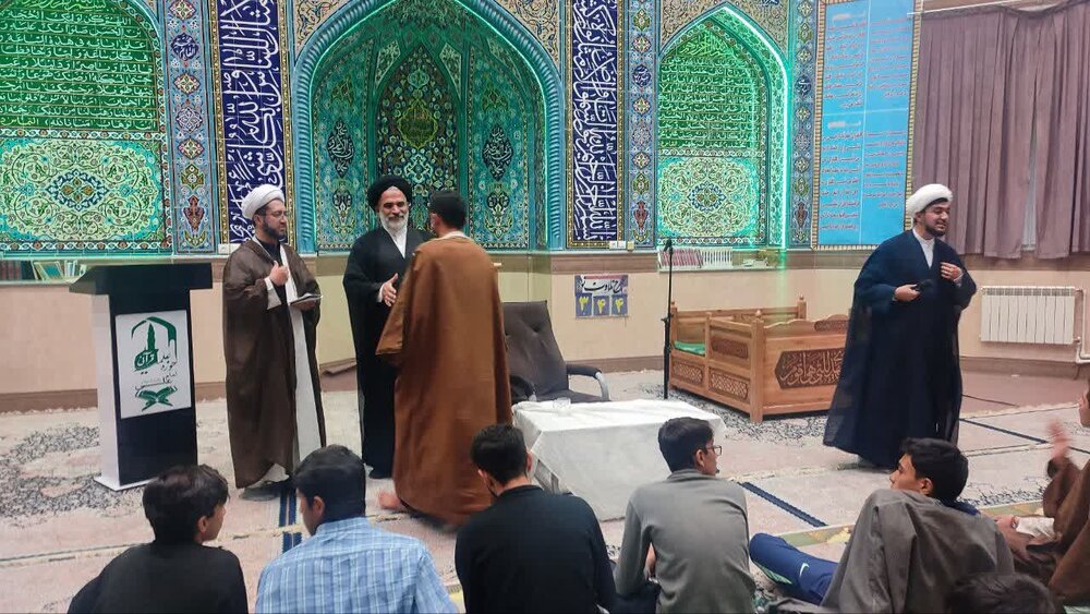 تجلیل از حافظان برتر محفل هفتگی حفظ قرآن کریم در مدرسه علمیه امام علی(ع) سلماس + تصاویر