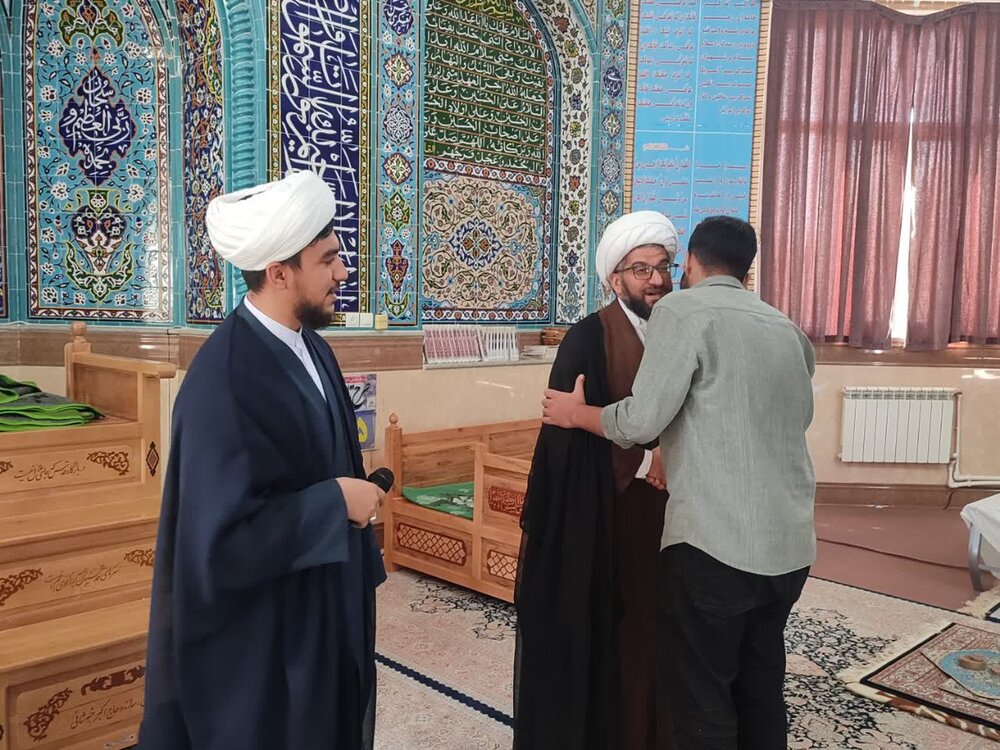 تجلیل از حافظان برتر محفل حفظ قرآن کریم در مدرسه علمیه امام علی(ع) سلماس+ تصاویر