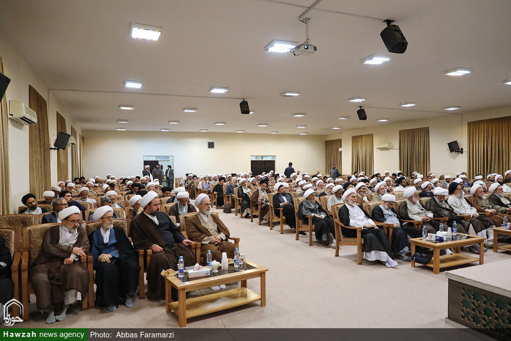 नई पीढ़ी का प्रशिक्षण अत्यंत महत्व रखता है / धार्मिक छात्रो मे आधुनिक दौर के चुनौतियों का मुकाबला करने की क्षमता पैदा करें