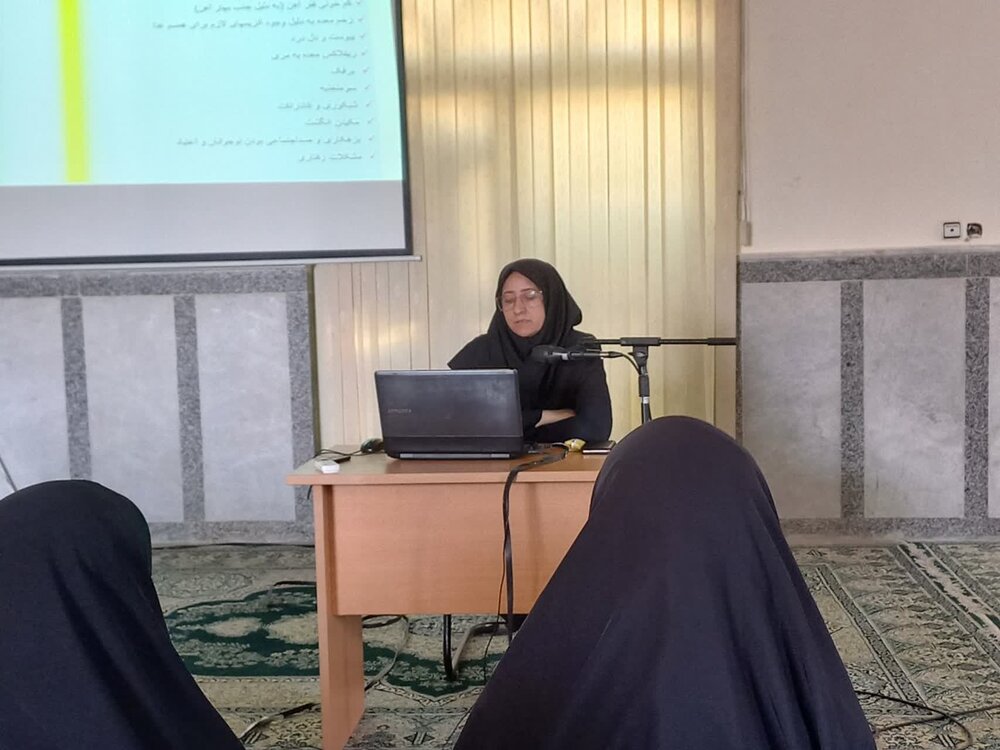 برگزاری نشست علمی پژوهشی با موضوع جایگاه مادر در مدرسه علمیه تخصصی فاطمیه کرمان+عکس