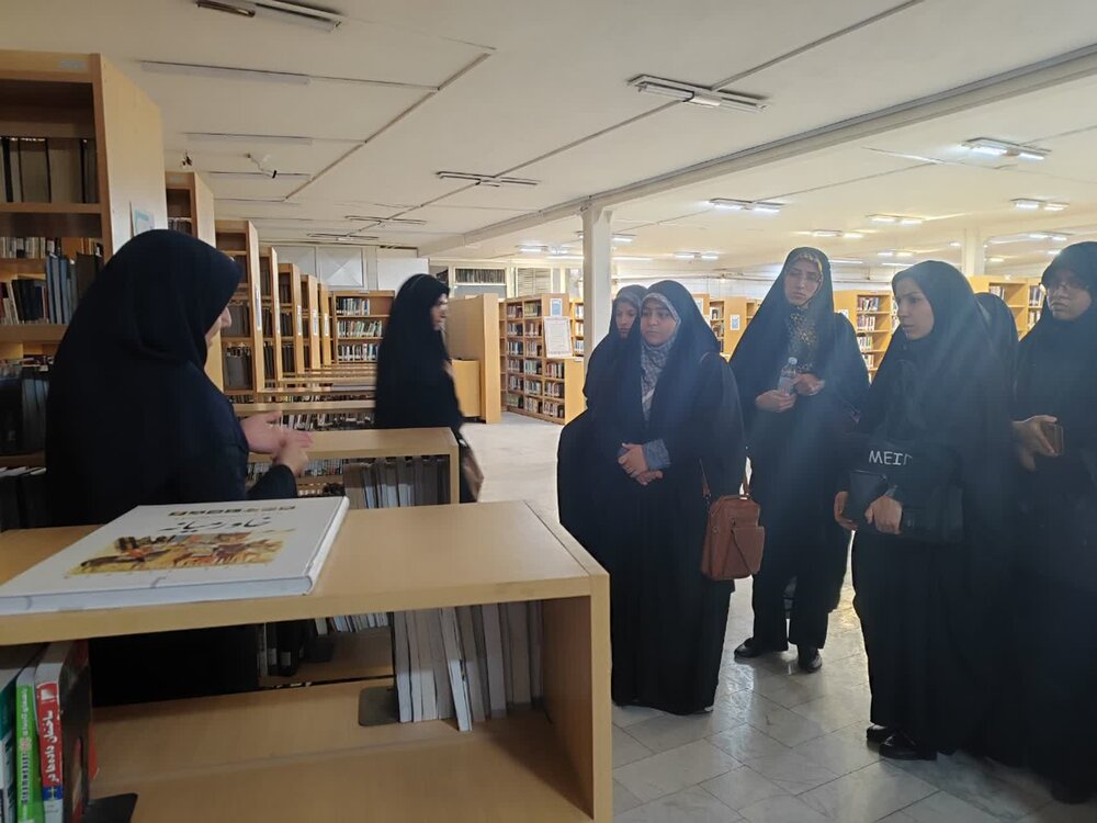 تصاویر/ بازدید علمی طلاب مدرسه علمیه تخصصی فاطمیه کرمان از کتابخانه مسجد جامع کرمان
