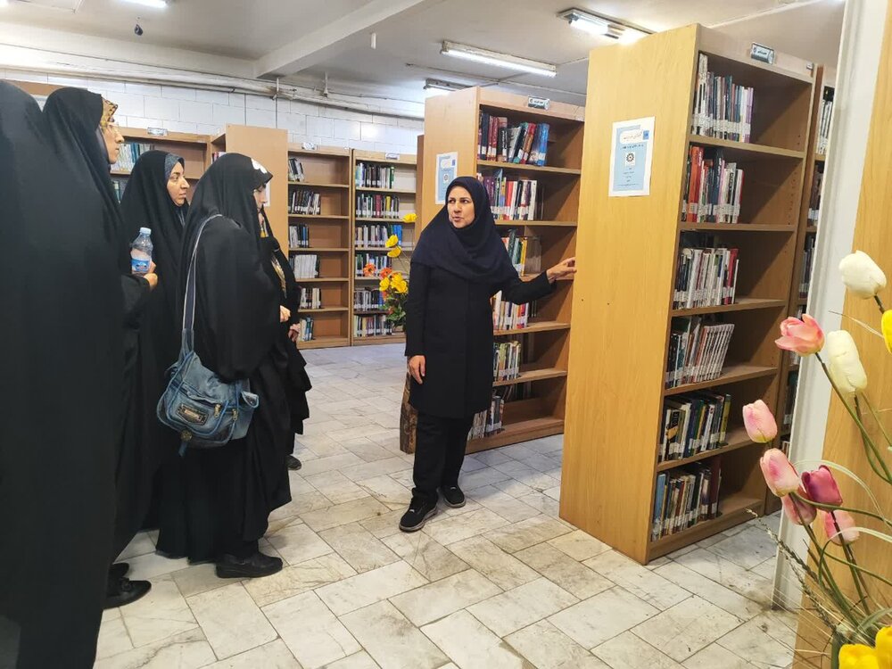 تصاویر/ بازدید علمی طلاب مدرسه علمیه تخصصی فاطمیه کرمان از کتابخانه مسجد جامع کرمان