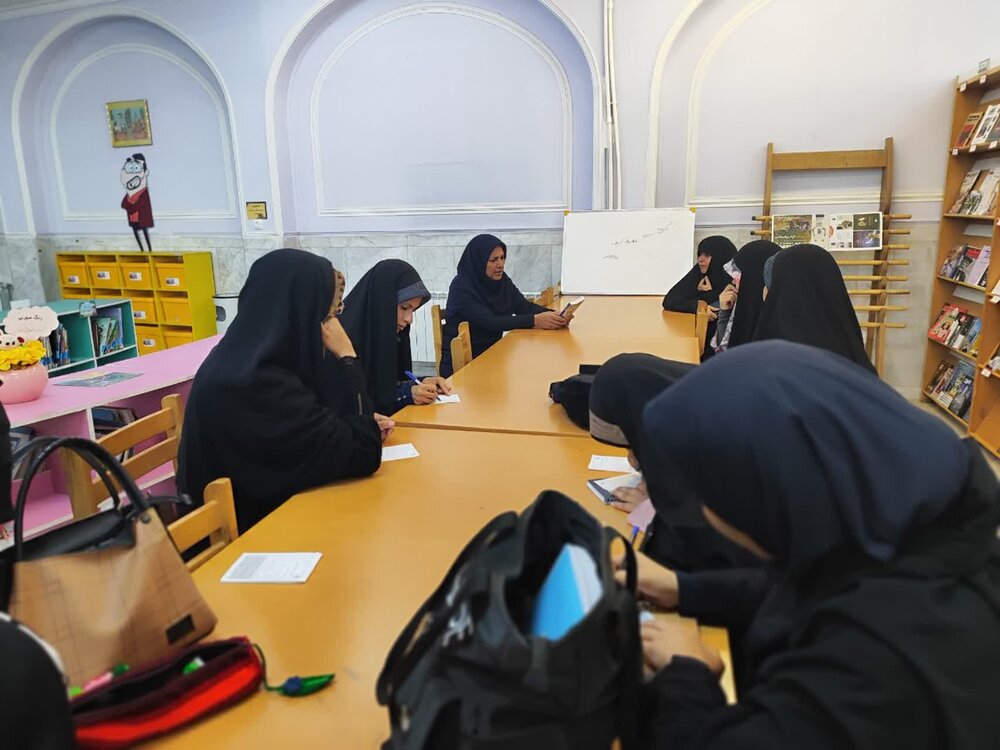 تصاویر/ بازدید علمی طلاب مدرسه علمیه تخصصی فاطمیه کرمان از کتابخانه مسجد جامع کرمان