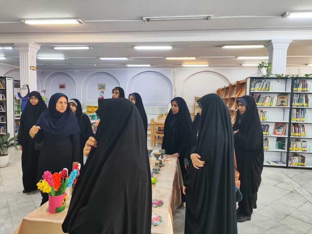 بازدید علمی طلاب مدرسه علمیه تخصصی فاطمیه کرمان از کتابخانه کرمان+تصاویر