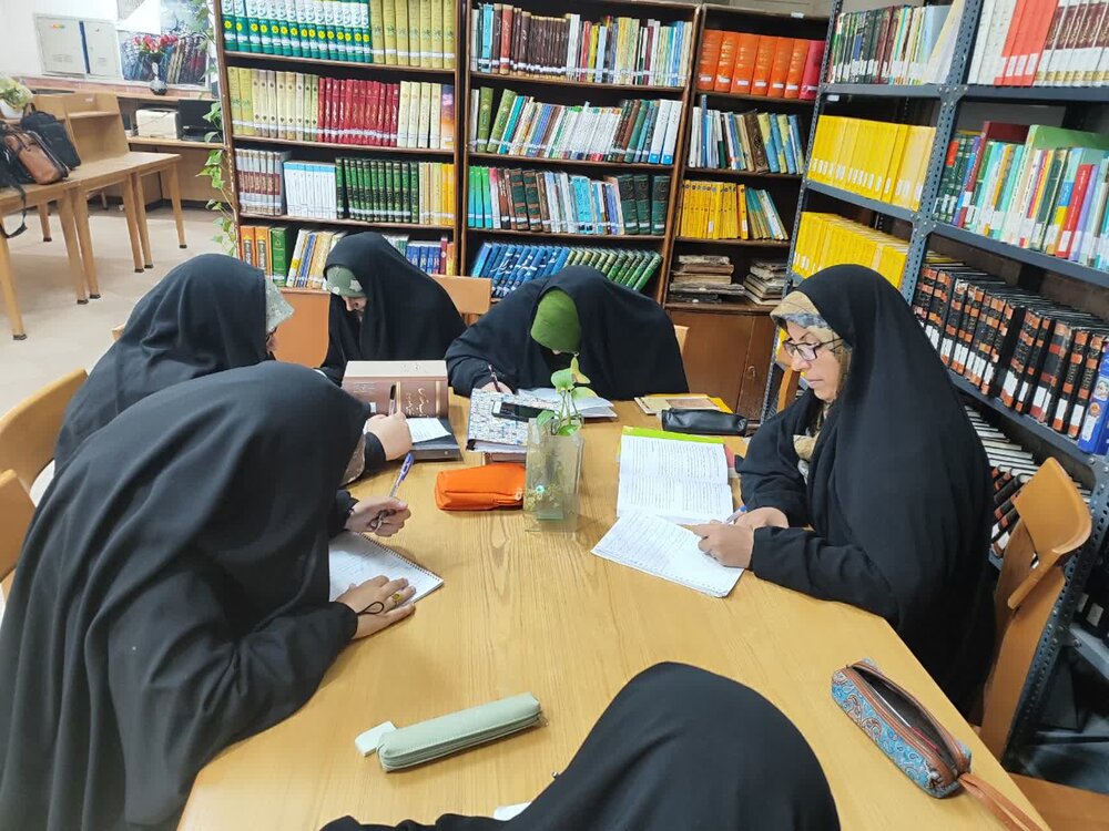 جلسه درس «روش تحقیق» طلاب مدرسه علمیه تخصصی فاطمیه کرمان