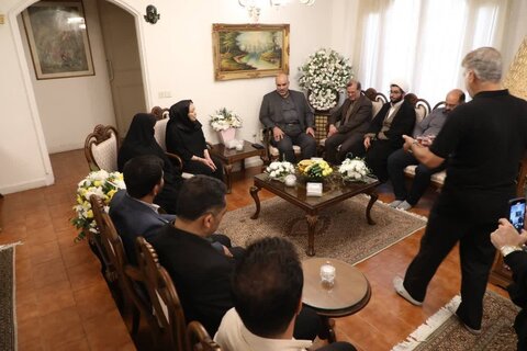 تصاویر/ همدردی معاون اجتماعی و فرهنگی شهرداری تهران با خانواده مرحوم کاسبی