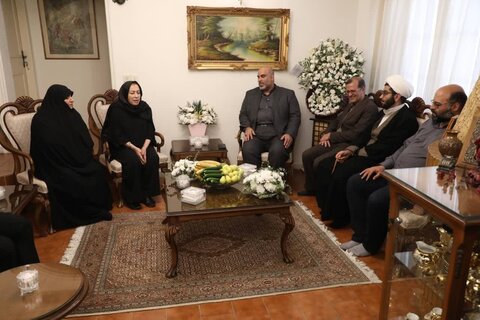 تصاویر/ همدردی معاون اجتماعی و فرهنگی شهرداری تهران با خانواده مرحوم کاسبی