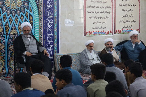 تصاویر/ دیدار نماینده ولی فقیه در استان با طلاب مدرسه علمیه امام علی (ع) میناب