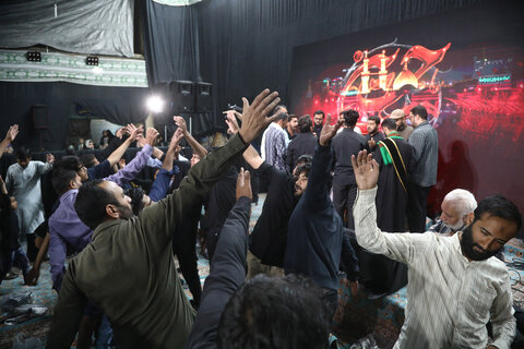 تصاویر/ مراسم عزاداری اردو زبانان در حرم حضرت موسی مبرقع علیه السلام