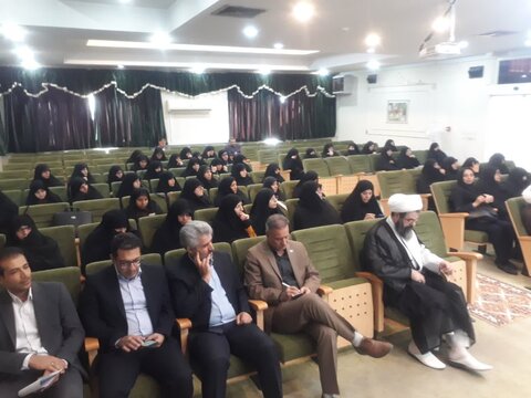 تصاویر/همایش هم اندیشی مدیران عامل صنعت آب و برق با مدیران، کادر و مشاورین مدارس علمیه خواهران استان مرکزی