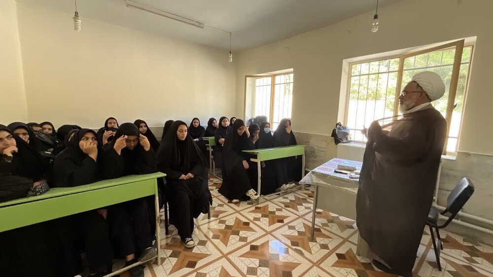 حضور امام جمعه برزک در مدارس بخش