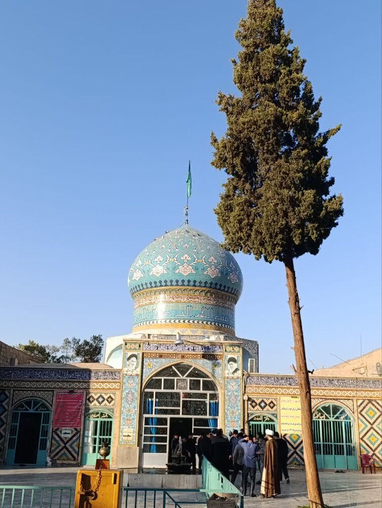 طلاب مدرسه علمیه محمودیه در حال ورود به مقام شاهزاده محمد کرمان.