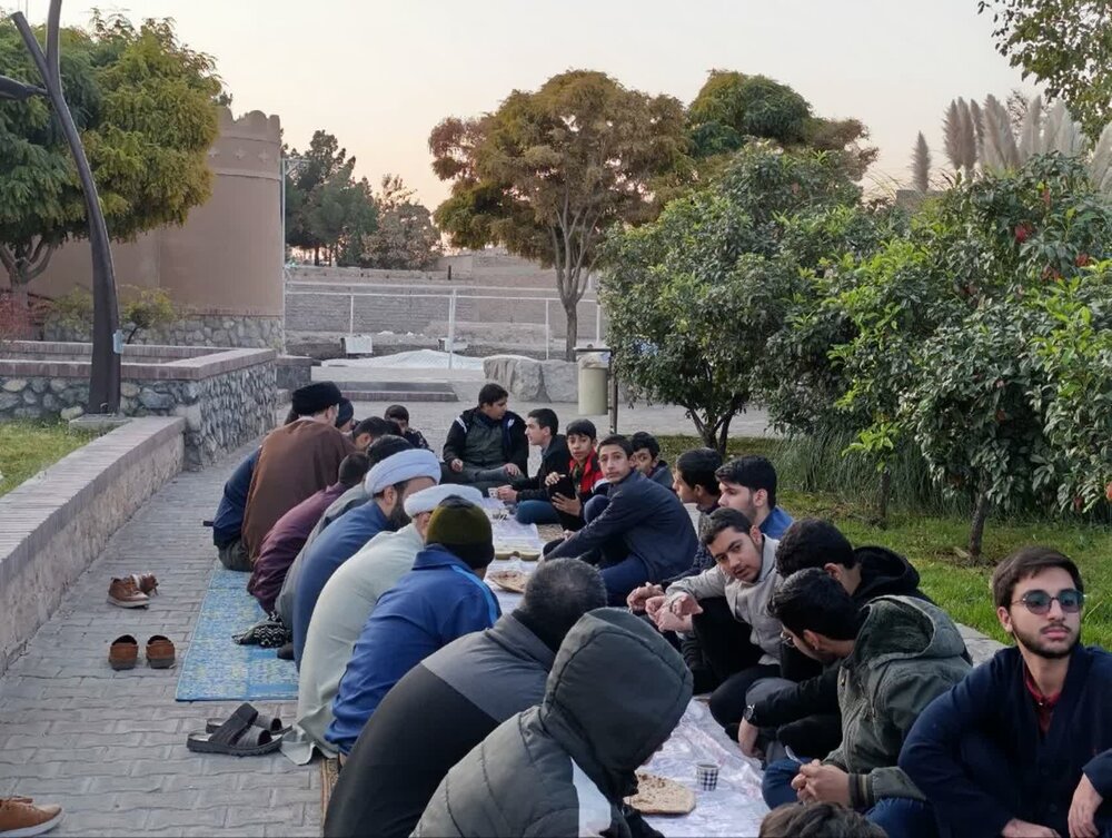 زیارت و صرف صبحانه دسته‌جمعی طلاب در جوار حرم امامزاده محمد.
