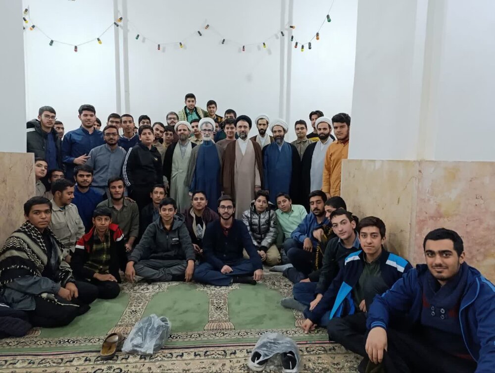 یادگاری از پنجشنبه معنوی طلاب مدرسه علمیه محمودیه کرمان در مسیر مسجد تا حرم.