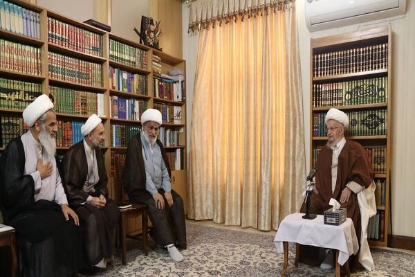 تکریم بزرگان، ادای حق و تشویق نسل جدید به مسیر خدمت است