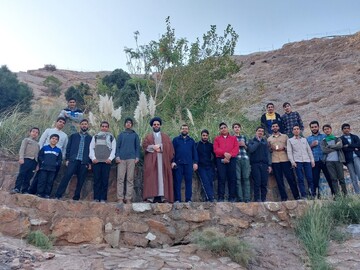 تصاویر/ ادای احترام طلاب کاظمیه به شهدای گمنام