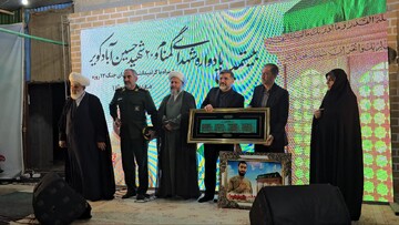 تجلیل امام جمعه آران و بیدگل از والدین شهید آرمان علی‌ وردی + عکس