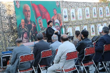 مدافعان حرم تجلی عاشورا در عصر حاضر هستند