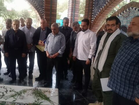 تصاویر/ گرامیداشت شهدای دفاع مقدس 12 روزه در جوار شهدای گمنام