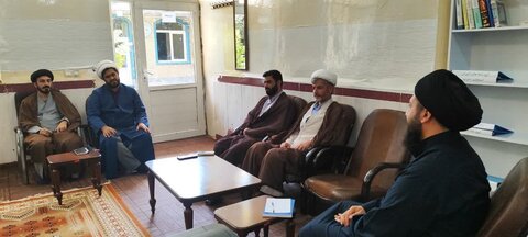 تصاویر/ برگزاری جلسه شورای آموزش در مدرسه علمیه حجت ابن الحسن شهرستان دره شهر