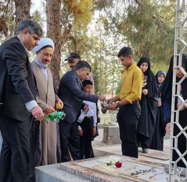 تصاویر/ عطر افشانی قبور شهدای ماهان به مناسبت سالروز شهادت شهید غلامرضا یزدانشناس
