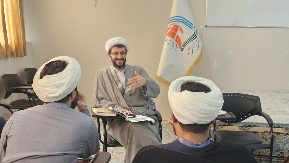 تبادل تجربه و هم‌اندیشی: دیدار معاونان پژوهش حوزه‌های علمیه هرمزگان با حجت‌الاسلام‌والمسلمین عباسی برای تبیین چالش‌ها و برنامه‌های پژوهشی.