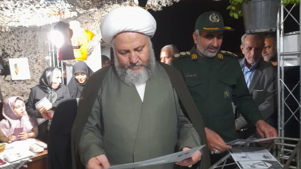 تجلیل امام جمعه آران و بیدگل از والدین شهید آرمان علی‌ وردی + عکس