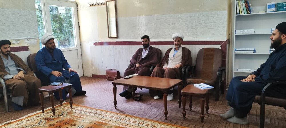 تصاویر/ برگزاری جلسه شورای آموزش در مدرسه علمیه حجت ابن الحسن شهرستان دره شهر