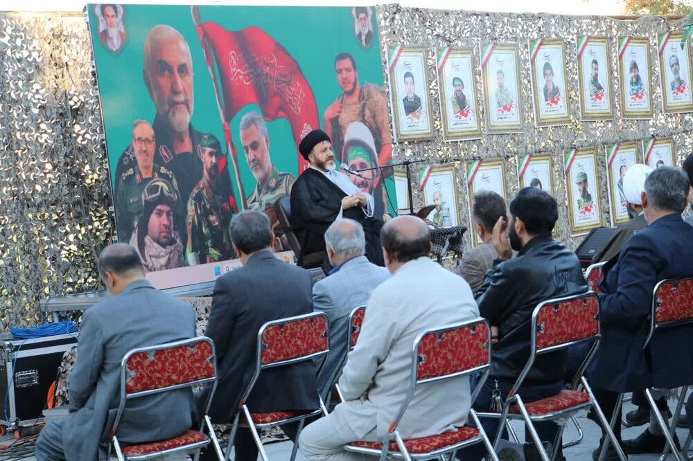 مدافعان حرم تجلی عاشورا در عصر حاضر هستند