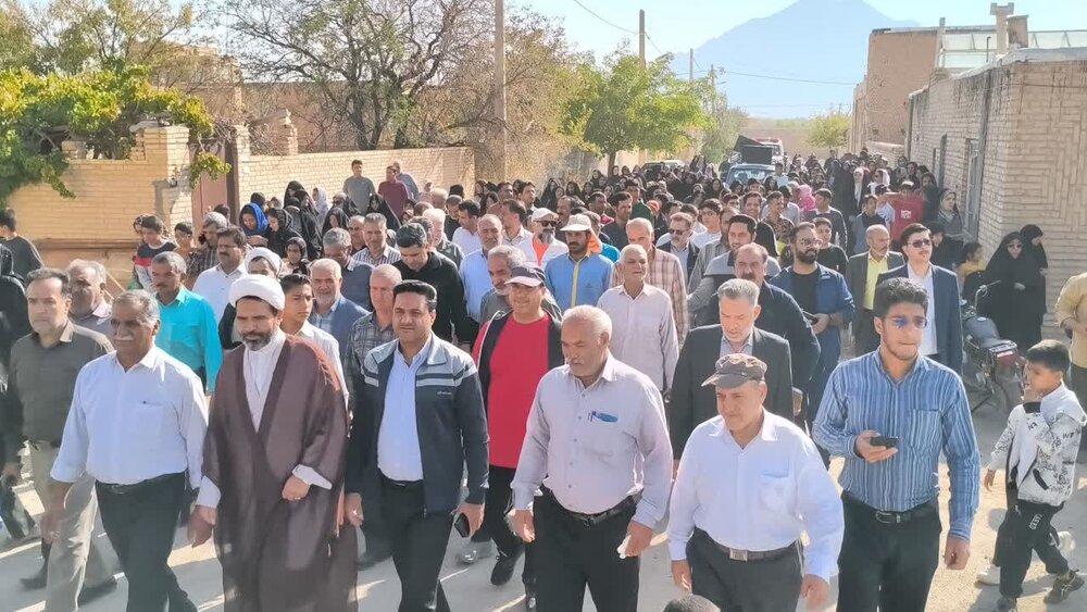 تصاویر/ همایش بزرگ پیاده‌روی خانوادگی در بخش گاریزات