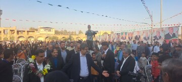 تصاویر/ تجلیل استاندار یزد از خانواده نیکوکار، مرحوم زارع بیدکی و همسرش در مهریز