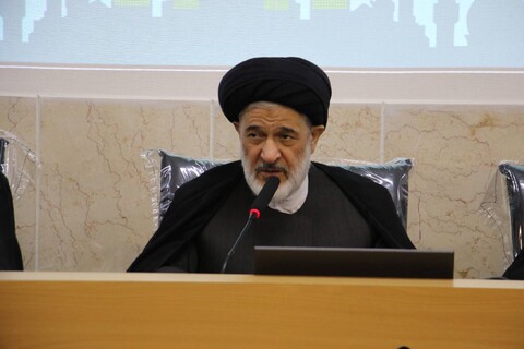 تصاویر/|نشست هم اندیشی علما و اساتید حوزه علمیه اصفهان با مشاور رئیس جمهور در امور روحانیت و حوزه های علمیه