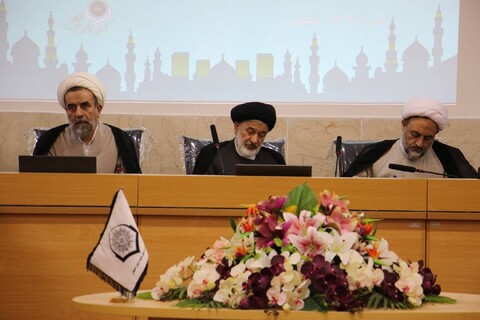 تصاویر/|نشست هم اندیشی علما و اساتید حوزه علمیه اصفهان با مشاور رئیس جمهور در امور روحانیت و حوزه های علمیه